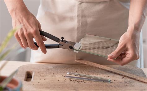 How to Cut Glass at Home: A Comprehensive Guide and the Art of Balancing Eggs on Spoons